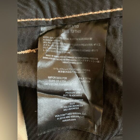 Volcom Monty stretch Youth shorts perfect for summer - Picture 4 of 4